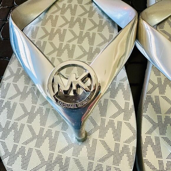 Michael Kors Metallic Silver, Flip Flop Sandals. - Picture 2 of 5